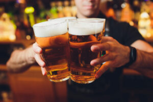 barman-manos-vertiendo-cerveza-vaso