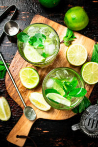 mojito-moldes-menta-sobre-fondo-oscuro