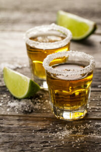 tasty-alcohol-beber-coctel-tequila-limon-sal-vibrante-mesa-madera-fondo-cerca