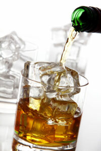 verter-whisky-vaso