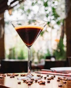 vista-frontal-coctel-granos-cafe